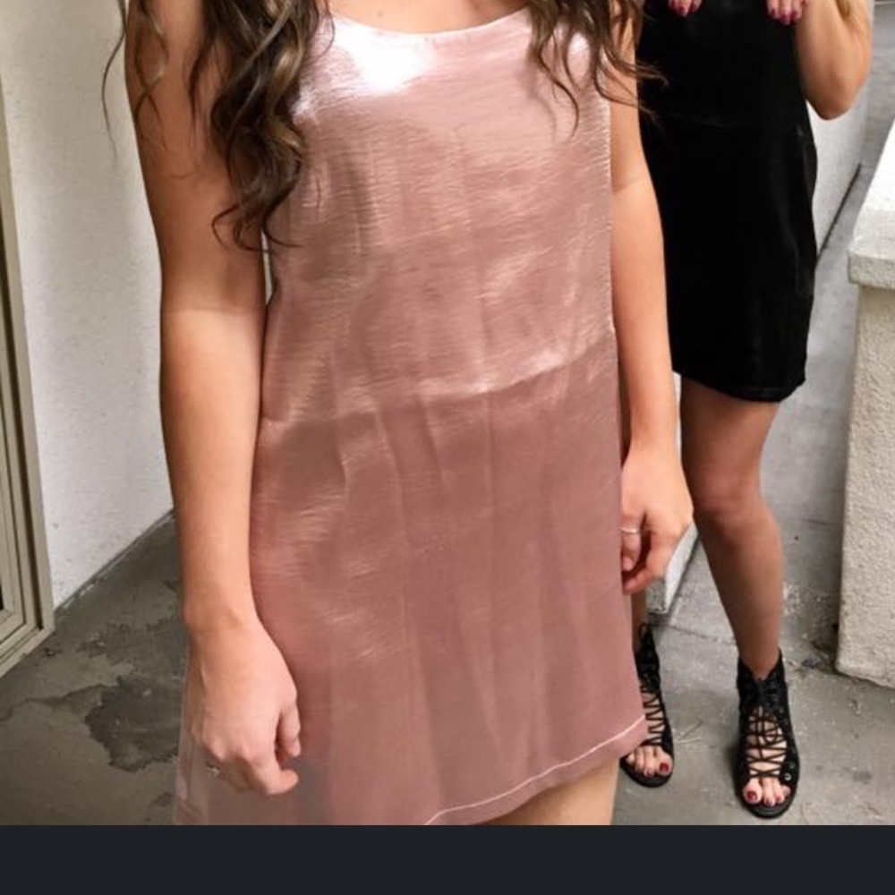 Pale pink dress, Silence & Noise